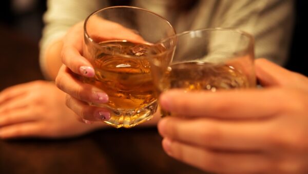 彼の仕事の飲み会が気になる。行ってほしくないけど仕事が理由だと言えない。そんなときの解決方法！彼と一緒に見てほしい。